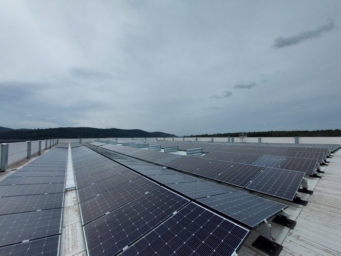 Grande installation photovoltaïque sur toiture industrielle