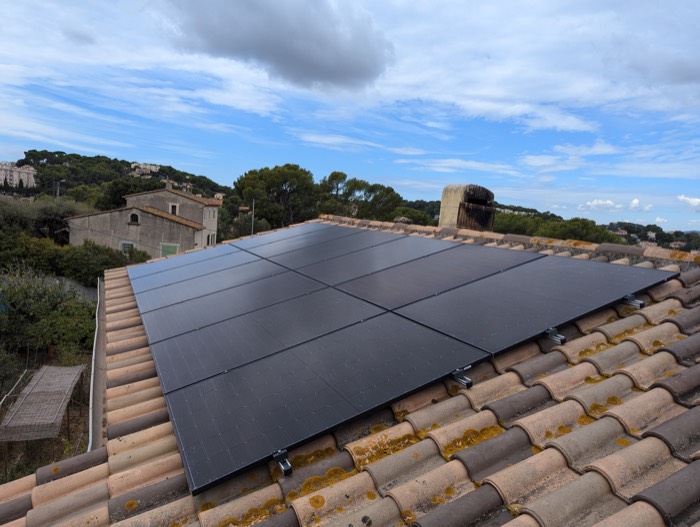 Petite installation de panneaux solaires sur toiture en tuiles