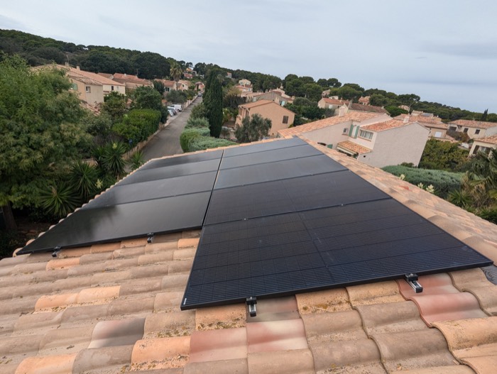 Toiture en tuiles avec vue sur le village