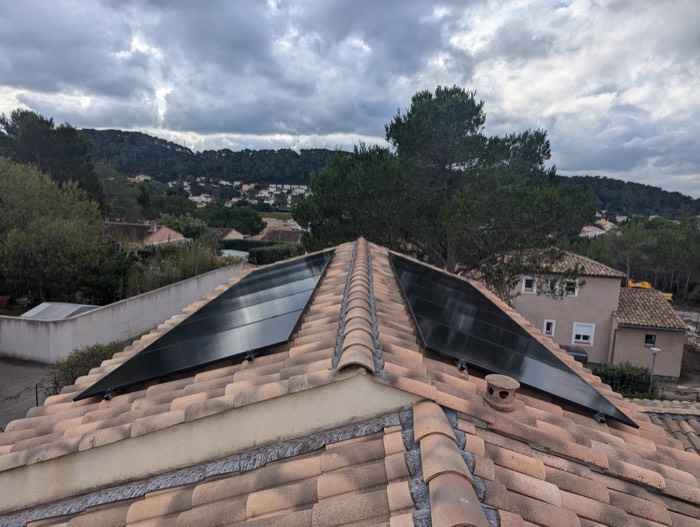 Panneaux solaires sur toiture en tuiles