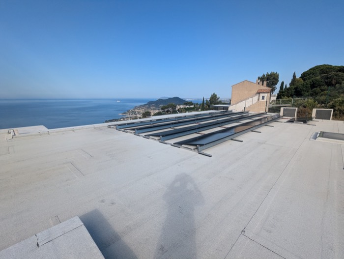 Installation photovoltaïque sur villa avec vue mer