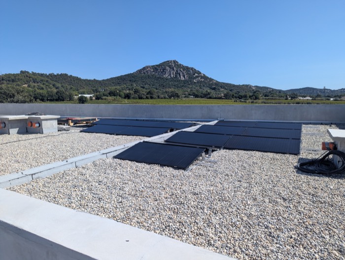 Toiture-terrasse avec panneaux solaires