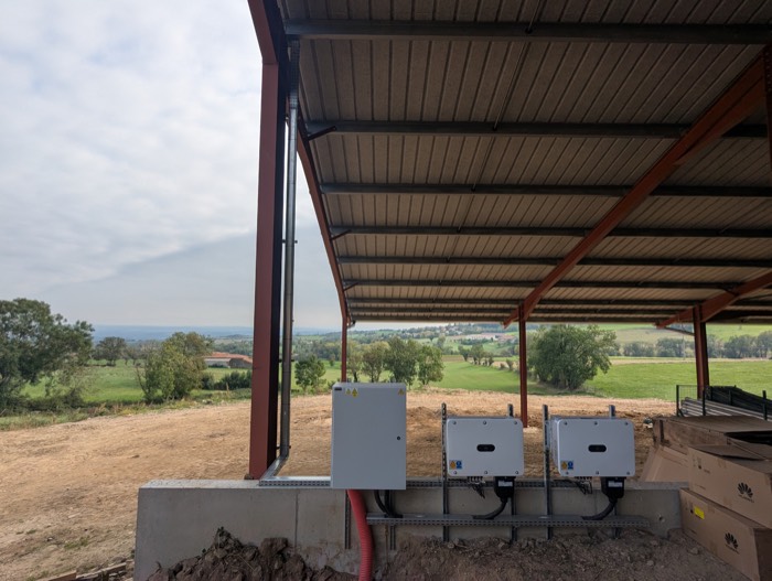 Hangar agricole avec onduleurs Huawei installés