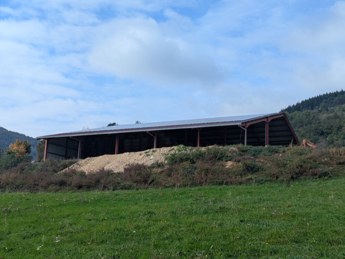 Hangar agricole équipé de panneaux solaires